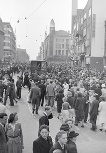 831562 Afbeelding van de drukte in de Potterstraat te Utrecht tijdens de intocht van de geallieerden.